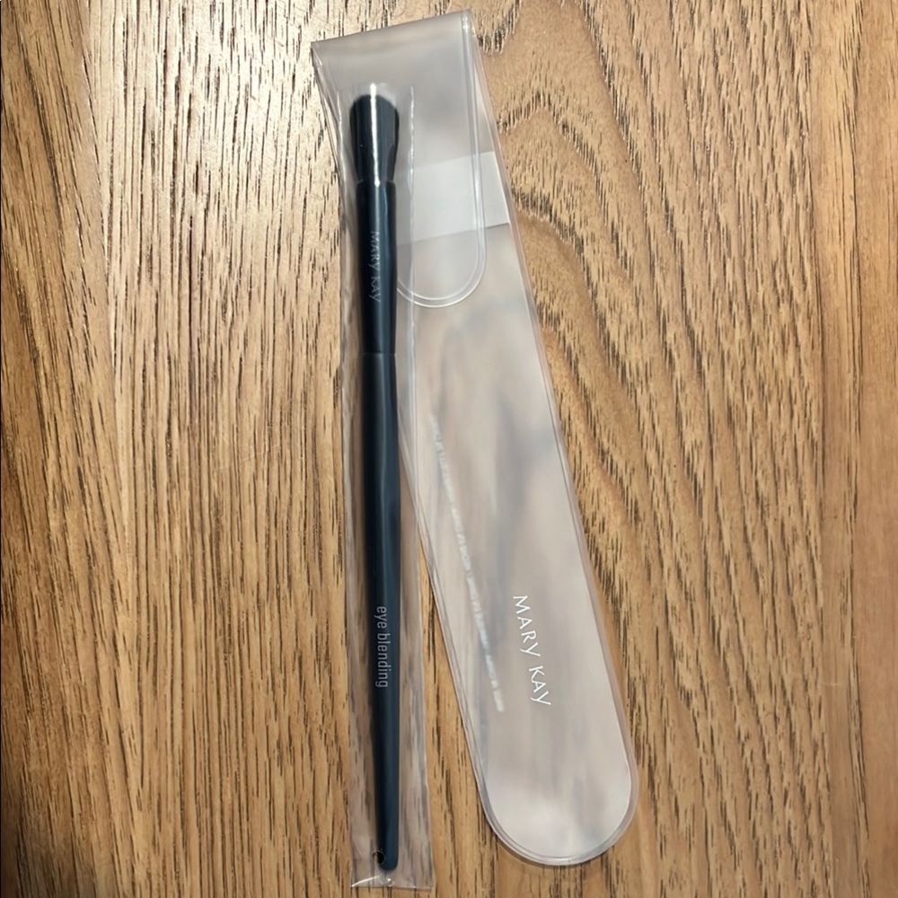 Mary Kay Eye Blending Brush with Case